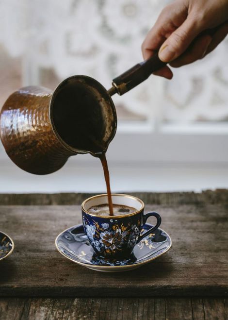 Cómo preparar, pedir y beber café árabe