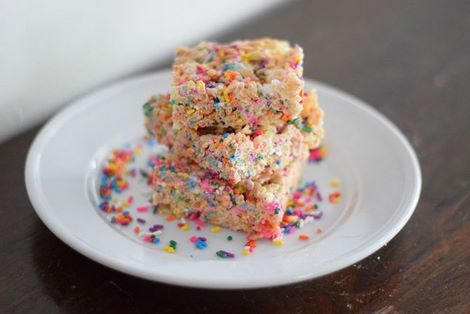 Receta de golosinas coloridas Funfetti Rice Krispies