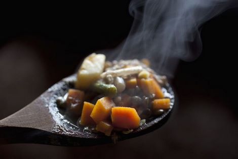 Cómo mantener calientes los alimentos calientes antes servirlos